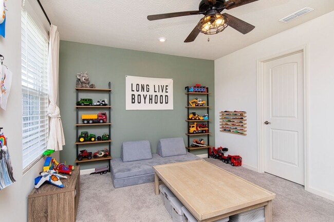 Building Photo - 6787 Oakcrest Dr