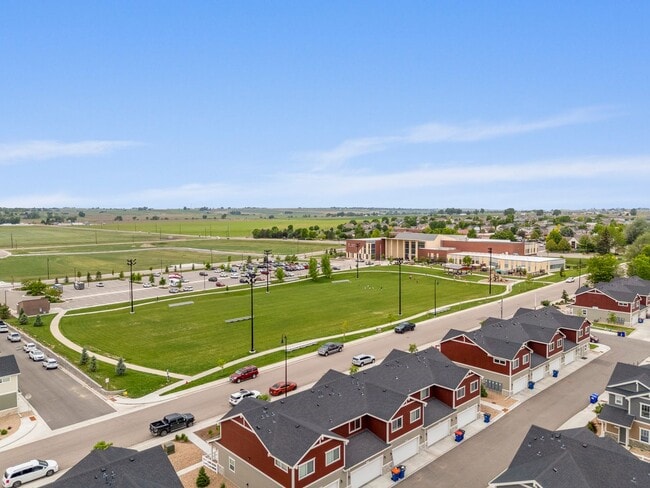 Building Photo - Beautiful 3-Bedroom Townhome with Park Views- Available July 25th!