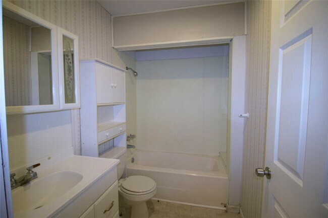 Building Photo - 20 White Oak Dr