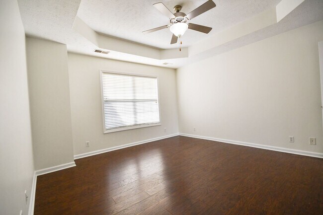 Building Photo - Pet Friendly Three Bedroom with Bonus!