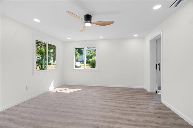 Building Photo - 400 Talaflo St