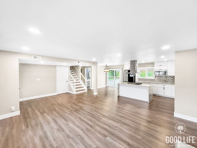 Building Photo - Stunning 4BD/2.5 BA W/ Large Backyard and ...