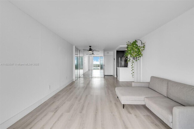 Building Photo - 6900 Bay Dr