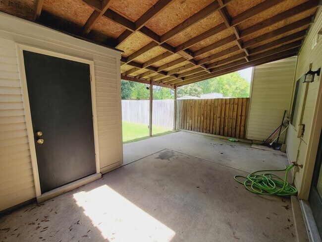 Building Photo - 517 Saddlewood Ln