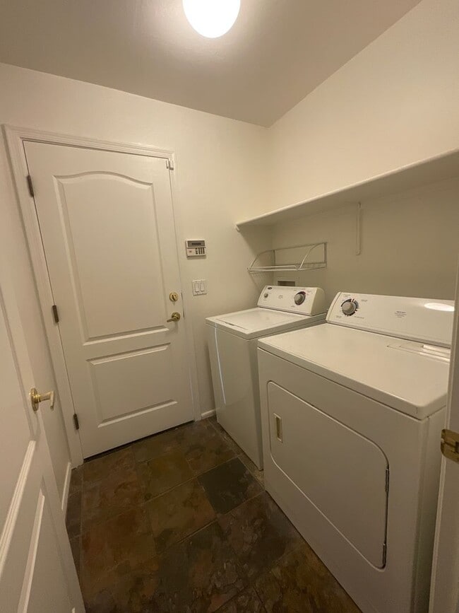 Building Photo - Great northeast location on cul-de-sac, 3 car garage