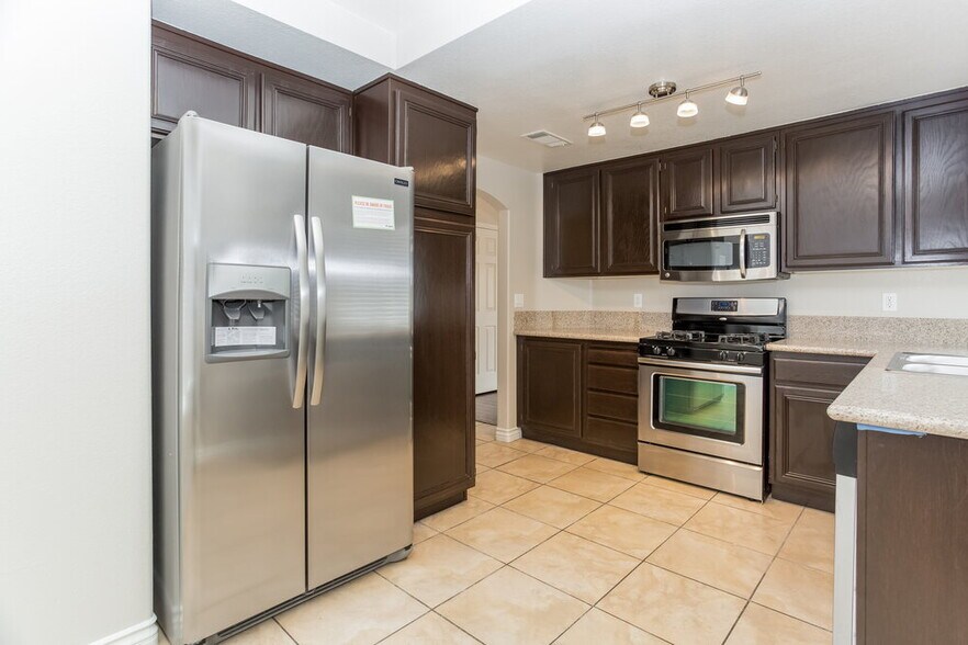 Building Photo - 4565 Savin Cir
