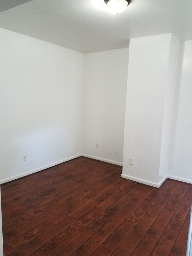 Building Photo - 4 bedroom 2 bath unit within minutes of Old Dominion University