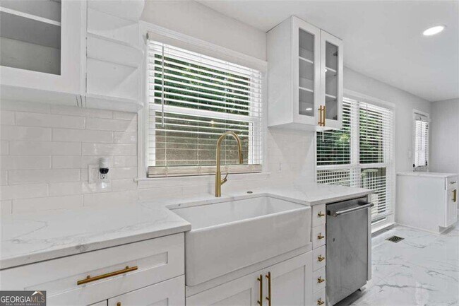 Building Photo - 2023 Stoneleigh Dr
