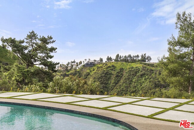 Building Photo - 10825 Savona Rd