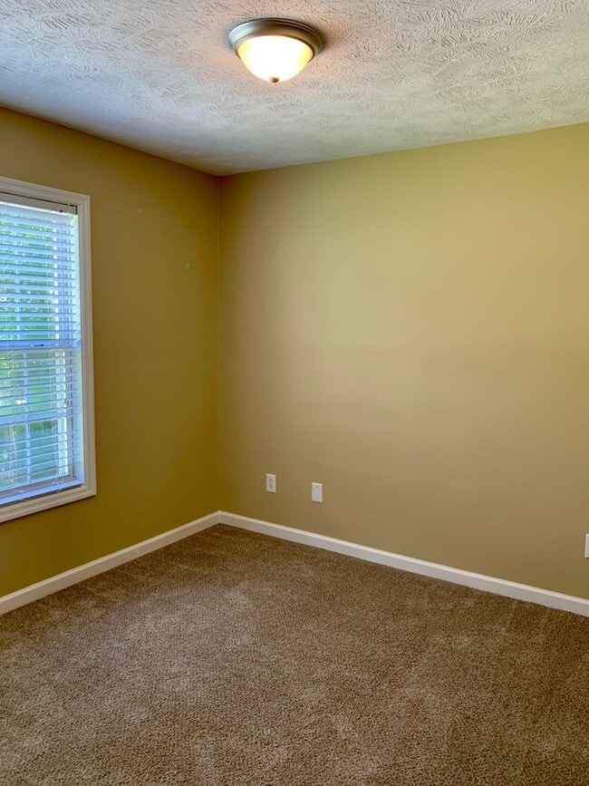 Building Photo - Lovely Tri-level Fayetteville Home