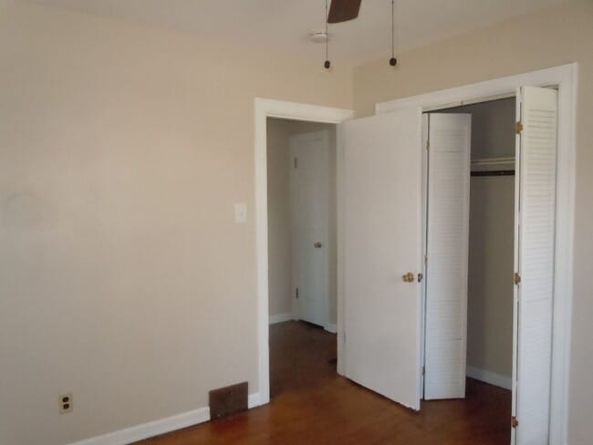 Building Photo - Three Bedroom Home w/Large Kitchen, Oversi...