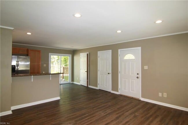 Building Photo - 1744 N Lakeland Dr