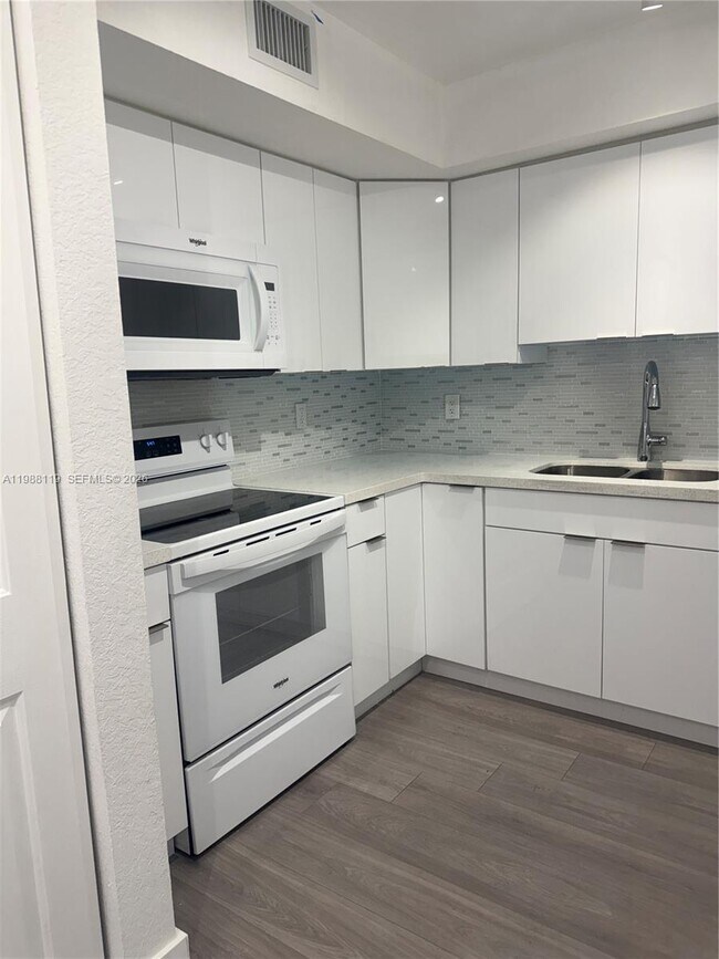 Building Photo - 2120 W Flagler St