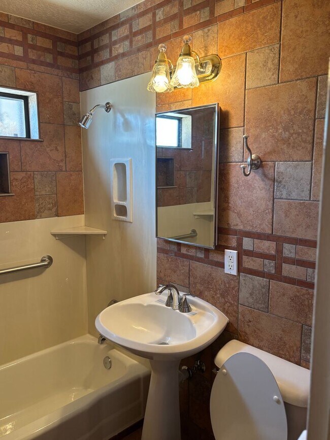 Building Photo - NEWLY REMODELED 1 BED 1 BATH