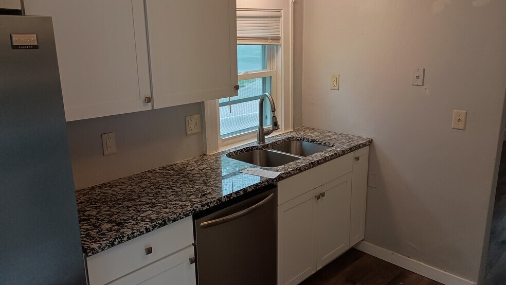 Building Photo - 1801 S Spring Ave