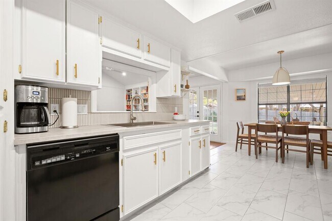 Building Photo - 12101 Carmel Park Ln