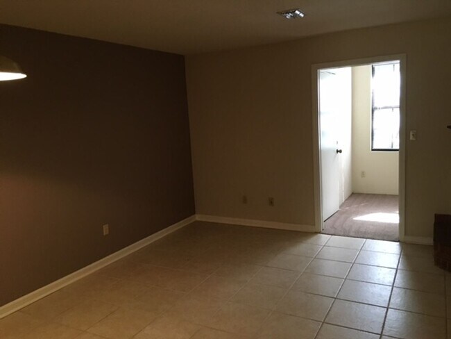 Building Photo - 2 Bed, 1.5 Bath Townhome w/ an office Avai...