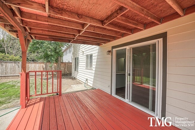 Building Photo - Beautifully Remodeled 4BR Home with Fenced Backyard