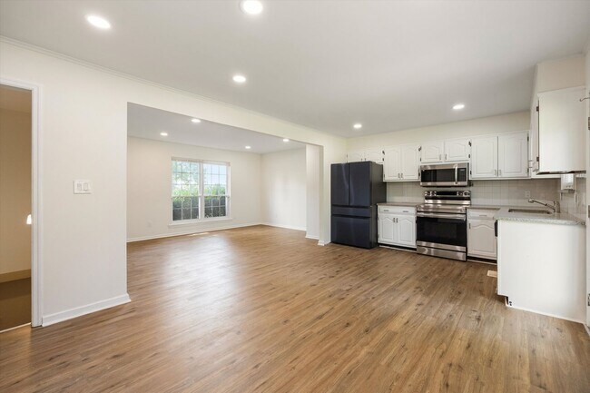 Building Photo - 4015 Shady Oak Dr