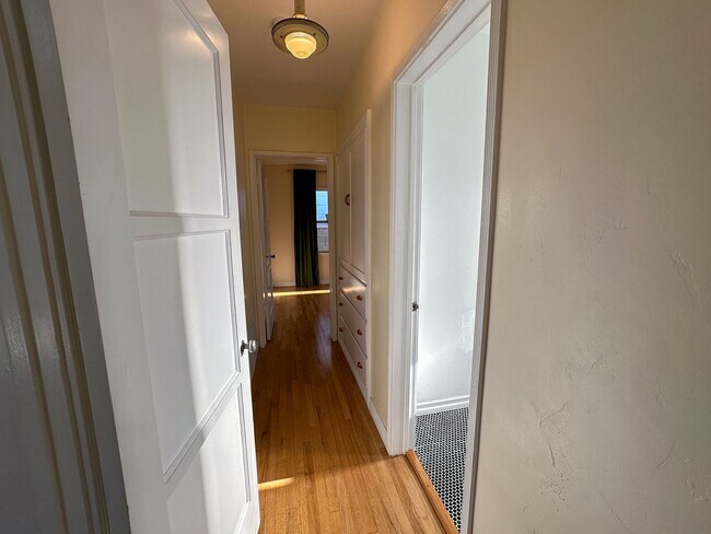 Building Photo - 2431 Walgrove Ave