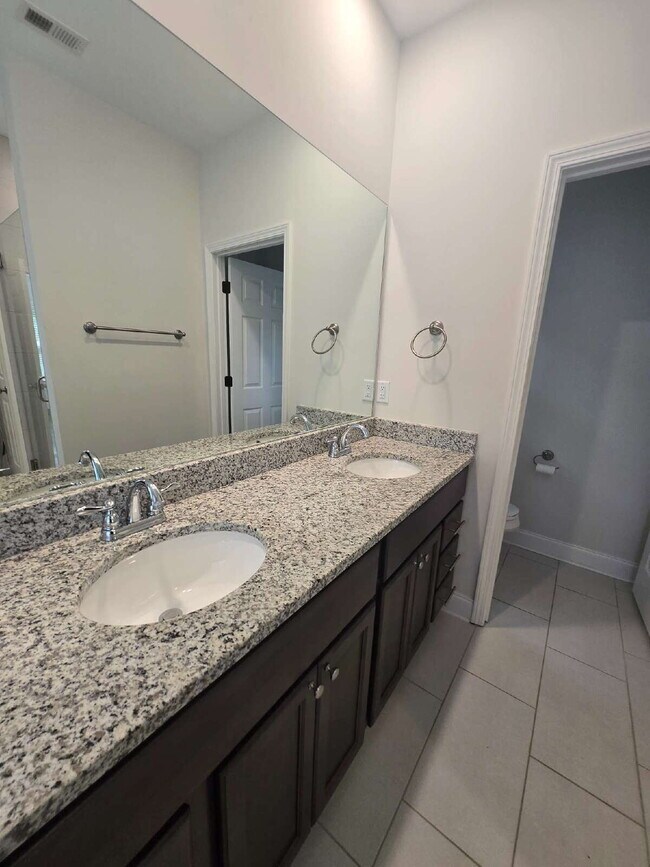 Building Photo - Charming 3-Bedroom Retreat Near Hamilton Place