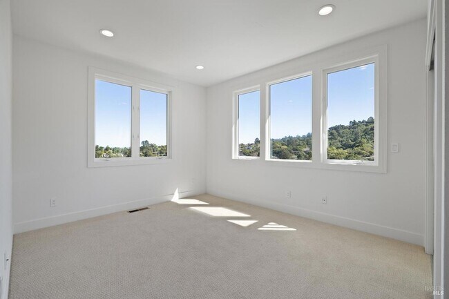 Building Photo - 43 Baywood Terrace
