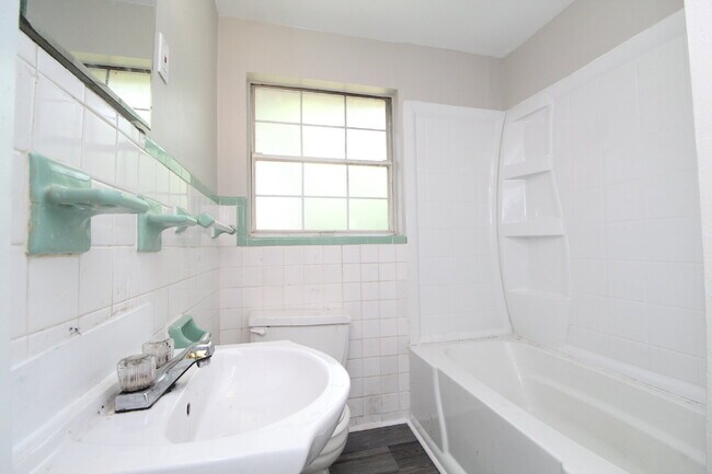 Building Photo - Updated 2 Bedroom Duplex in North Pensacol...