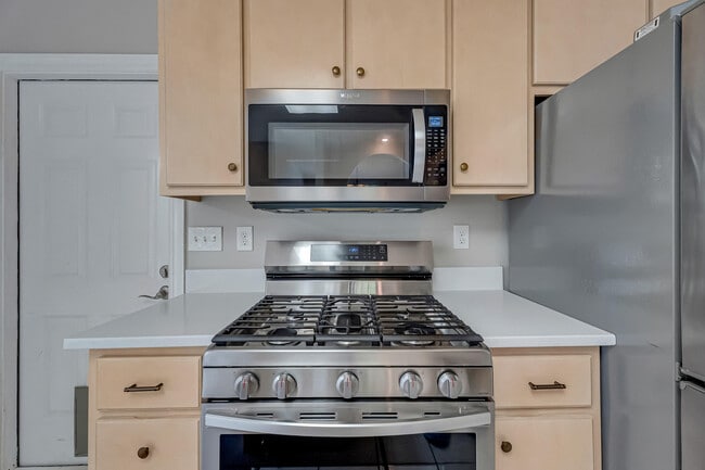 Building Photo - 114 Dana Pointe