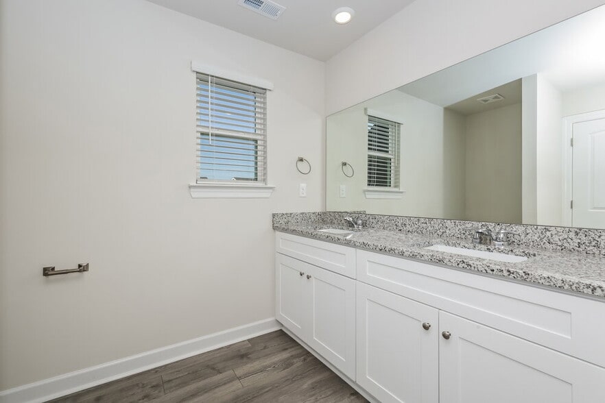 Building Photo - 3321 Quintana Dr