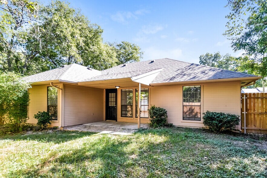 Building Photo - 703 N Alamo Rd