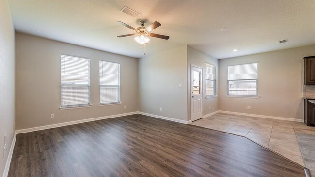 Building Photo - 1000 Meadow Scape Dr