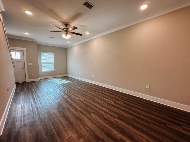 Building Photo - Centrally located townhome in The Verandas