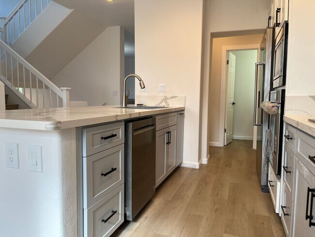 Building Photo - Remodeled Townhome in the Heart of Cupertino!