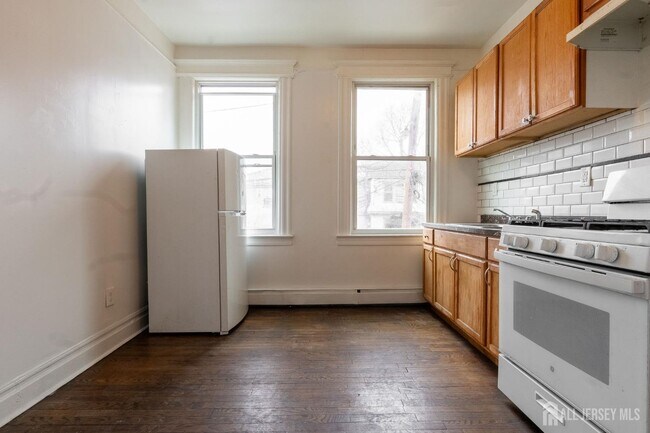 Building Photo - 410 Chadwick Ave