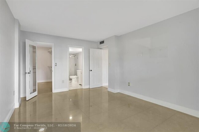Building Photo - 4156 Inverrary Dr