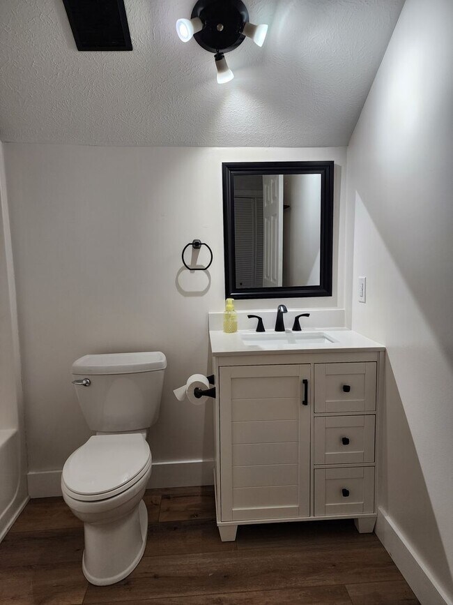 Building Photo - Beach Cottage