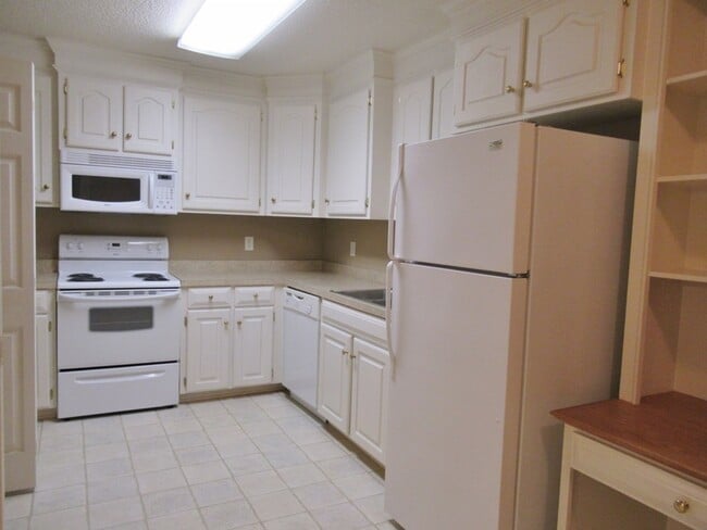 Building Photo - 3760 Beacon Dr