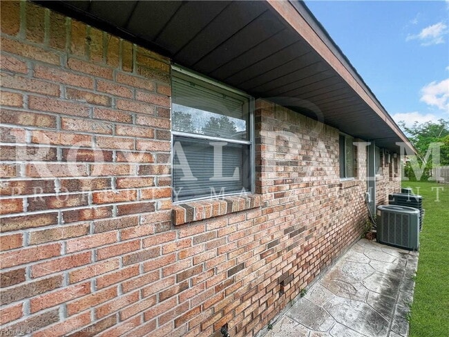 Building Photo - You Had Me at Bonita — 1Bed, 1Bathroom, w/ $400 Move-In Perk!