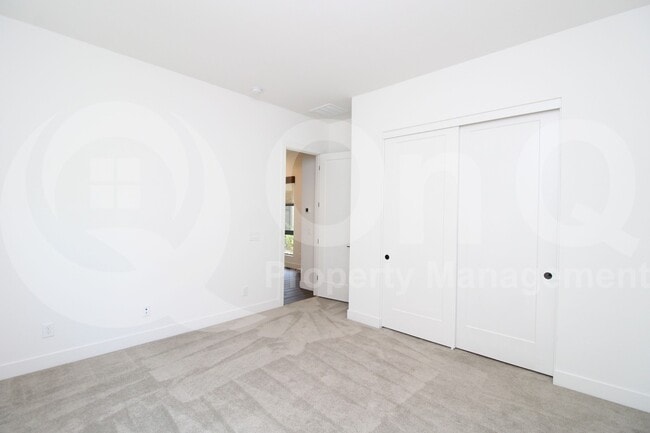 Building Photo - 813 E Corral Rd