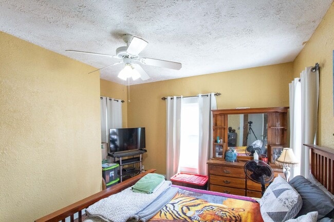 Building Photo - Spacious Home ready for a new family!