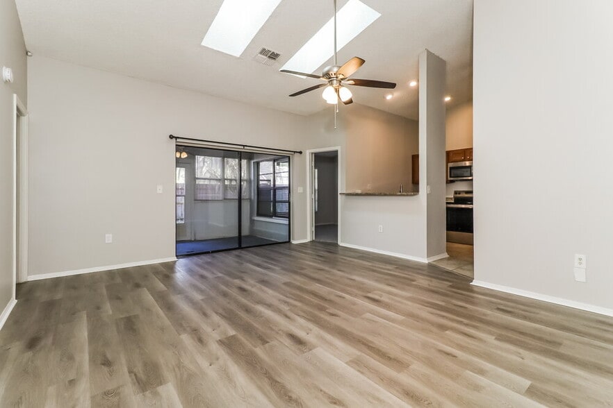 Building Photo - 10935 Livingston Dr