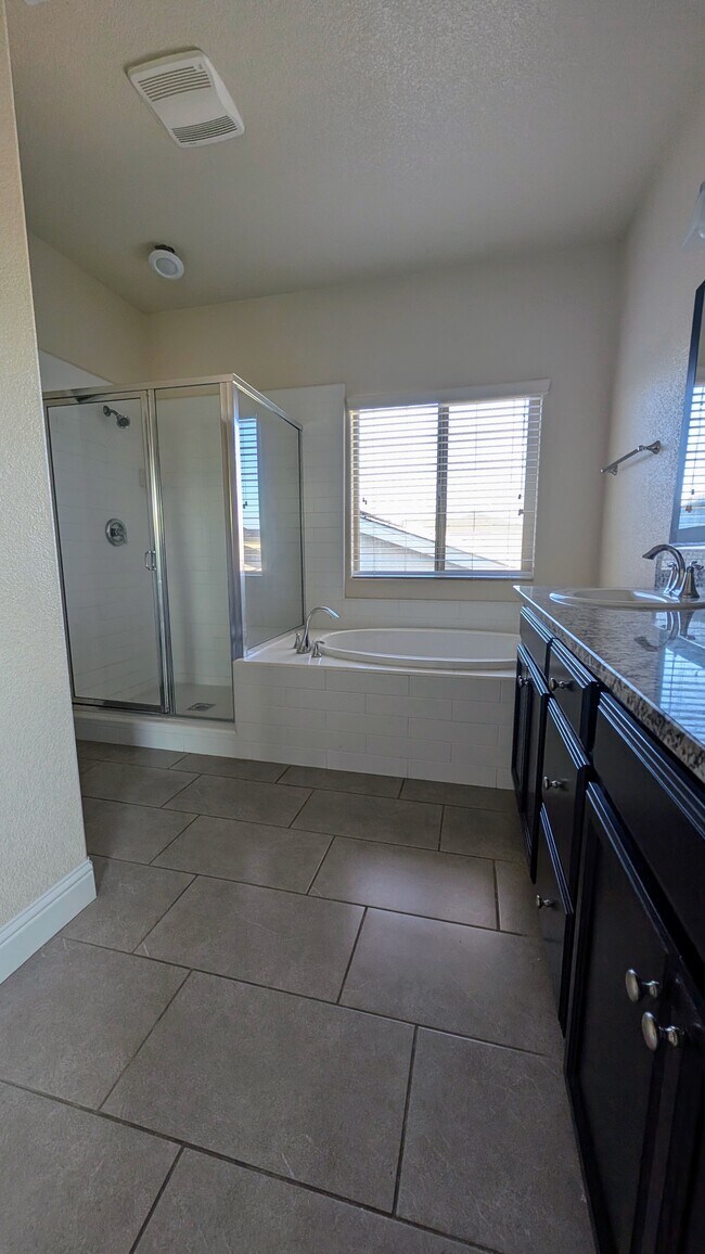 Building Photo - 2306 Malaspina Dr