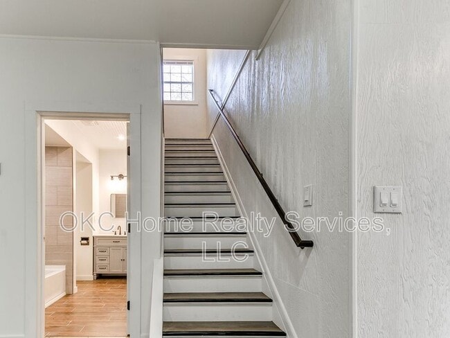 Building Photo - 1812 W Noble Ave