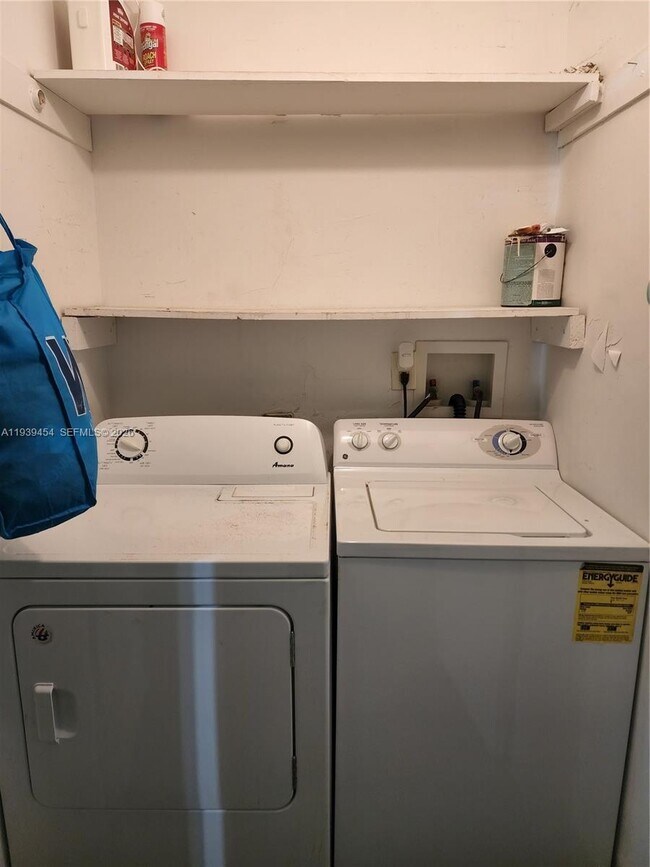 Building Photo - 319 Tyler St