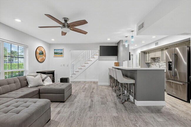 Building Photo - 1194 Hillsboro Mile