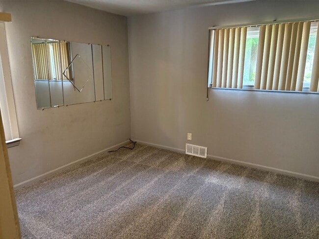 Building Photo - Cozy 2 Bedroom, 1 bath in Warren