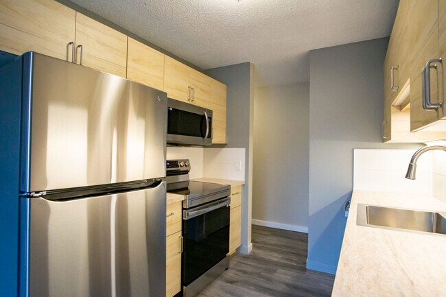 Building Photo - Stunningly Renovated Spacious 2-Bed w/Built-ins, DW, WD, Parking + More!