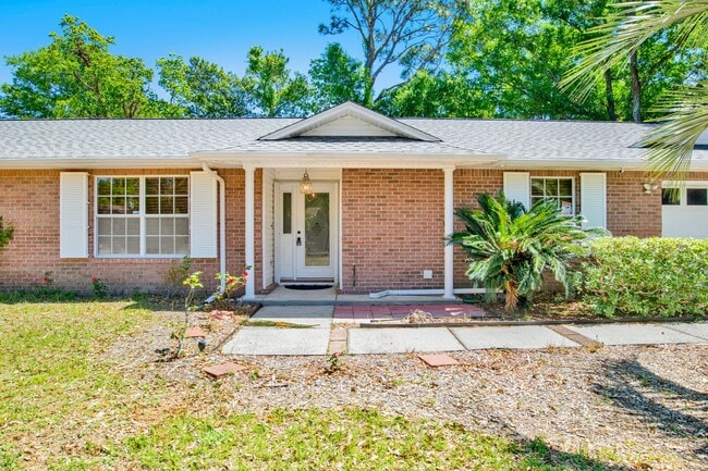 Building Photo - Well-Maintained Home with 2-Car Garage & Screened Back Porch in Central Location