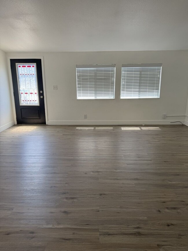 Building Photo - Large Echo home for rent