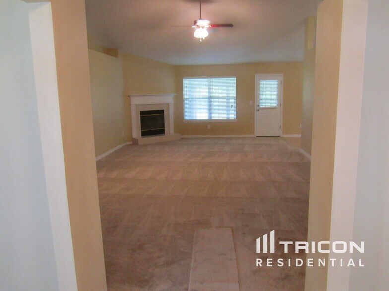 Building Photo - 1267 Summit Oaks Dr E